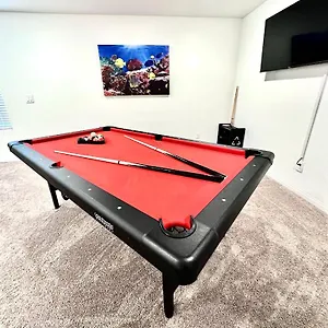 Holiday home Spacious House, 5 Bedrooms, Sleeps 12, Near Vegas Strip And Airport, Las Vegas
